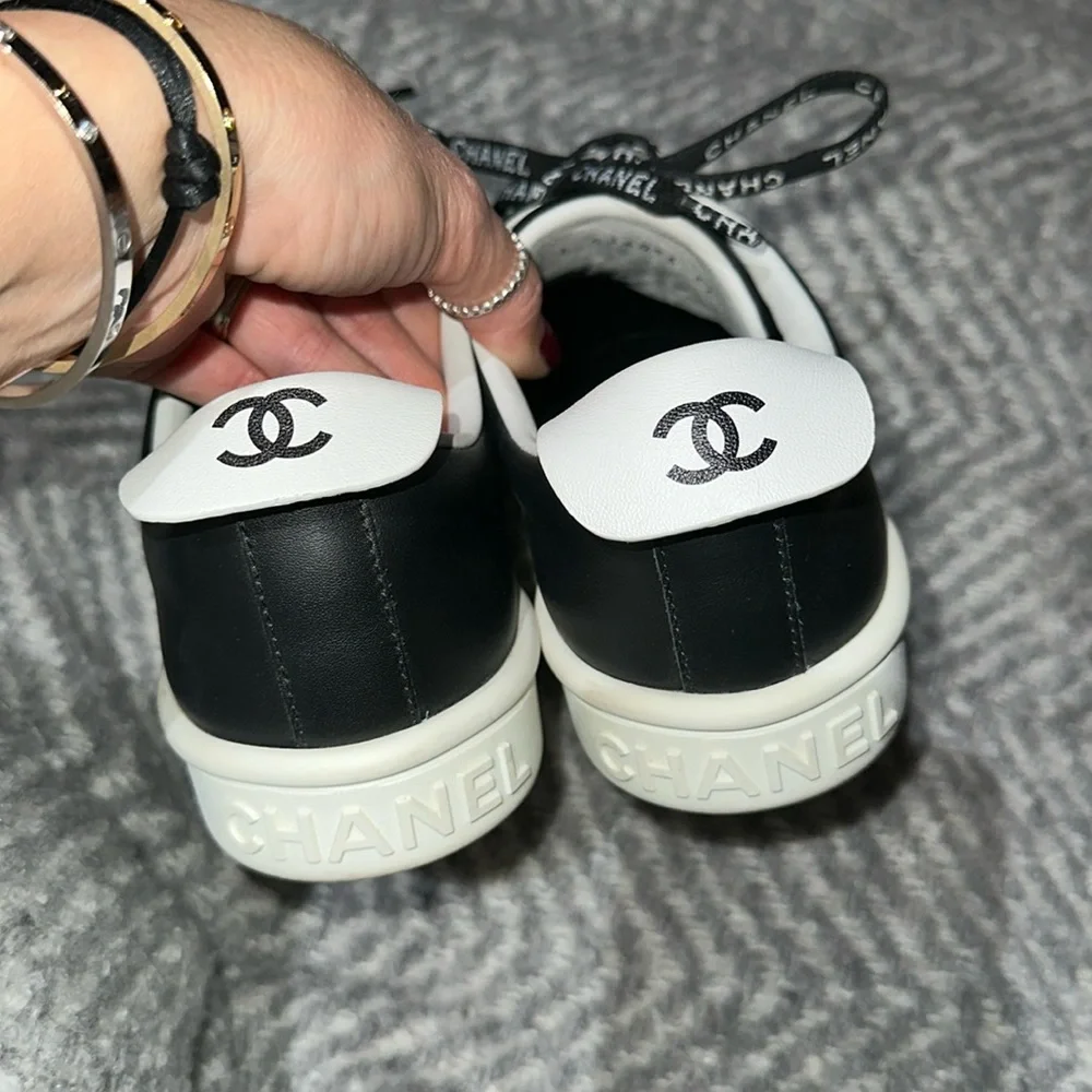Gorgeous Chanel black&white leather trainers - Picture 2 of 8